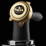 fotografia sobre los mejores accesorios para preparar un cafe descafeinado en tu maquina de espresso para portada de una categoria en una pagina web sobre cafe y cafe expresso y utiliza mucho el color