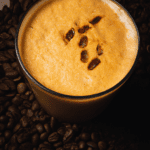 fotografia sobre los mejores granos de cafe un macchiato perfecto para portada de una categoria en una pagina web sobre cafe y cafe expresso y utiliza mucho el color oro b89634 y en menor medida el