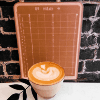 fotografia sobre los mejores lugares para disfrutar de un cafe latte en espana para portada de una categoria en una pagina web sobre cafe y cafe expresso y utiliza mucho el color oro b89634 y en me