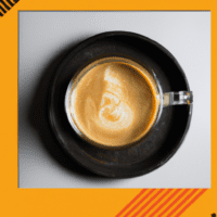 fotografia sobre los mejores momentos del dia para disfrutar de un cafe latte para portada de una categoria en una pagina web sobre cafe y cafe expresso y utiliza mucho el color oro b89634 y en men