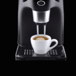 fotografia sobre los mejores trucos para hacer un cafe descafeinado en tu maquina de espresso para portada de una categoria en una pagina web sobre cafe y cafe expresso y utiliza mucho el color oro