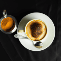 fotografia sobre los secretos detras de un buen cafe cappuccino para portada de una categoria en una pagina web sobre cafe y cafe expresso y utiliza mucho el color oro b89634 y en menor medida el c
