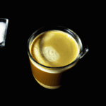 fotografia sobre los secretos detras de un buen cafe cortado para portada de una categoria en una pagina web sobre cafe y cafe expresso y utiliza mucho el color oro b89634 y en menor medida el colo