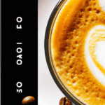 fotografia sobre los secretos detras de un cafe latte perfecto para portada de una categoria en una pagina web sobre cafe y cafe expresso y utiliza mucho el color oro b89634 y en menor medida el co