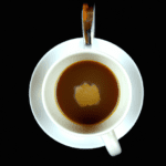 fotografia sobre los secretos detras de un delicioso cafe con leche para portada de una categoria en una pagina web sobre cafe y cafe expresso y utiliza mucho el color oro b89634 y en menor medida