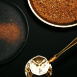 fotografia sobre los secretos detras del sabor unico del cafe turco para portada de una categoria en una pagina web sobre cafe y cafe expresso y utiliza mucho el color oro b89634 y en menor medida