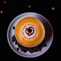 fotografia sobre los toppings mas populares para un cappuccino para portada de una categoria en una pagina web sobre cafe y cafe expresso y utiliza mucho el color oro b89634 y en menor medida el co