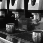 fotografia sobre maquinas de cafe expresso para preparar el cafe cortado mas cremoso para portada de una categoria en una pagina web sobre cafe y cafe expresso y utiliza mucho el color oro b89634 y