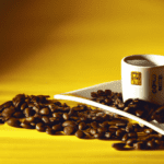 fotografia sobre origenes del cafe expresso brasileno una delicia tropical para portada de una categoria en una pagina web sobre cafe y cafe expresso y utiliza mucho el color oro b89634 y en menor