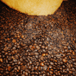fotografia sobre origenes del cafe expresso mexicano un sabor picante para portada de una categoria en una pagina web sobre cafe y cafe expresso y utiliza mucho el color oro b89634 y en menor medi