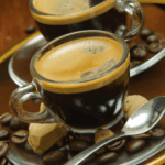 fotografia sobre por que el cafe expresso es tan popular en espana para portada de una categoria en una pagina web sobre cafe y cafe expresso y utiliza mucho el color oro b89634 y en menor m