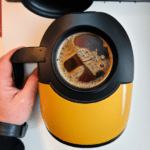 fotografia sobre por que la cafetera prensa francesa es la mejor opcion para tu hogar para portada de una categoria en una pagina web sobre cafe y cafe expresso y utiliza mucho el color oro b