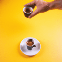 fotografia sobre que es el tueste vienes y como afecta al cafe expresso para portada de una categoria en una pagina web sobre cafe y cafe expresso y utiliza mucho el color oro b89634 y en me