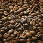 fotografia sobre que granos de cafe son los mas populares en espana para portada de una categoria en una pagina web sobre cafe y cafe expresso y utiliza mucho el color oro b89634 y en menor