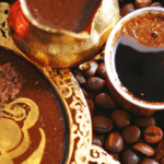 fotografia sobre que hace que el cafe turco sea diferente de otros tipos de cafe para portada de una categoria en una pagina web sobre cafe y cafe expresso y utiliza mucho el color oro b89634