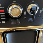 fotografia sobre solucion de problemas de la pantalla tactil en tu maquina de cafe expresso para portada de una categoria en una pagina web sobre cafe y cafe expresso y utiliza mucho el color oro b8