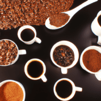 fotografia sobre variedades de cafe expresso para maridar con carnes para portada de una categoria en una pagina web sobre cafe y cafe expresso y utiliza mucho el color oro b89634 y en menor medida